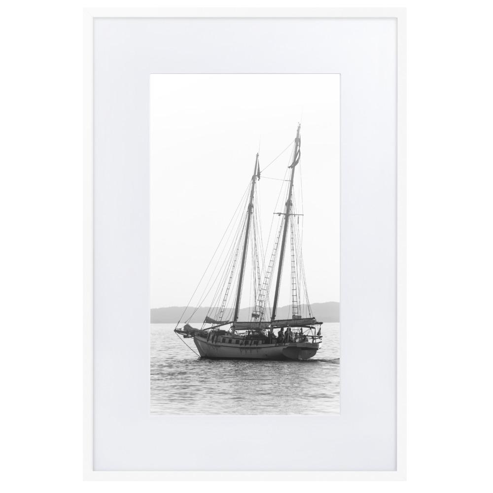 ein Segelboot - Poster im Rahmen mit Passepartout artlia