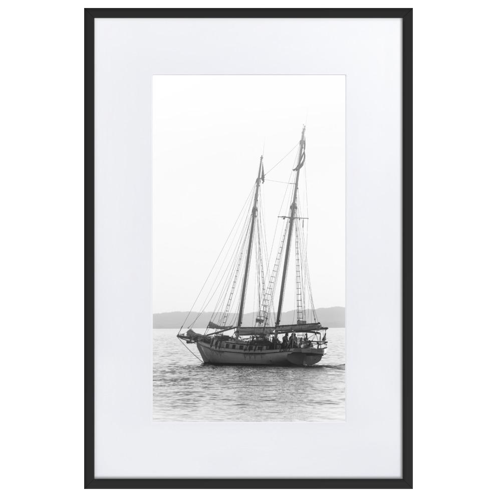 ein Segelboot - Poster im Rahmen mit Passepartout artlia