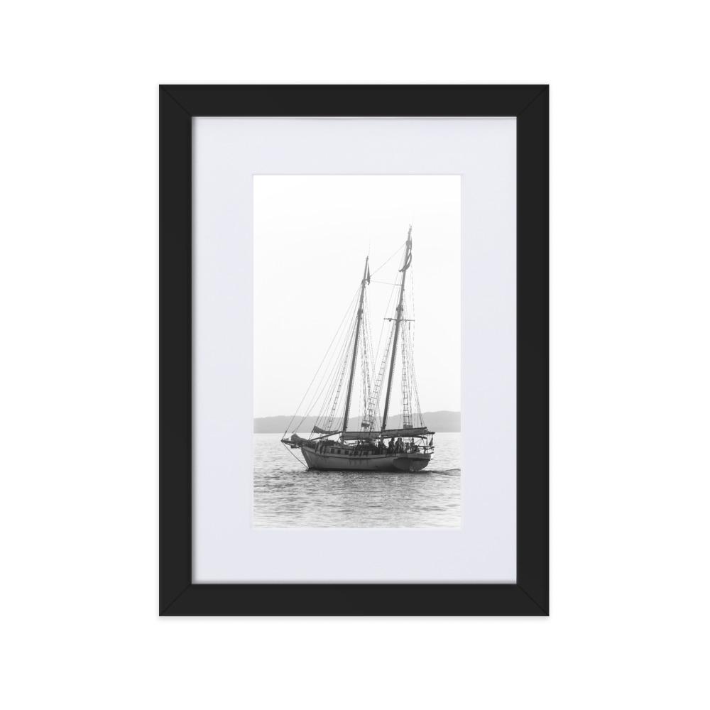 ein Segelboot - Poster im Rahmen mit Passepartout schwarz / 21×30 cm artlia