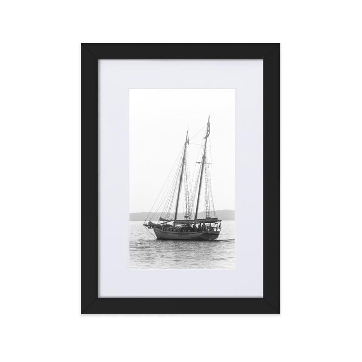 ein Segelboot - Poster im Rahmen mit Passepartout schwarz / 21×30 cm artlia