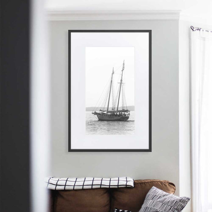 ein Segelboot - Poster im Rahmen mit Passepartout schwarz / 61×91 cm artlia