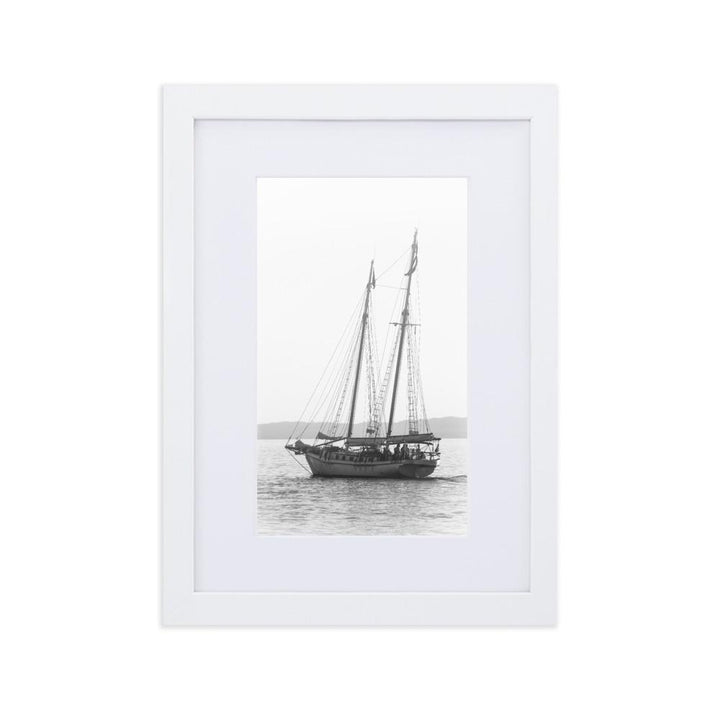 ein Segelboot - Poster im Rahmen mit Passepartout weiß / 21×30 cm artlia