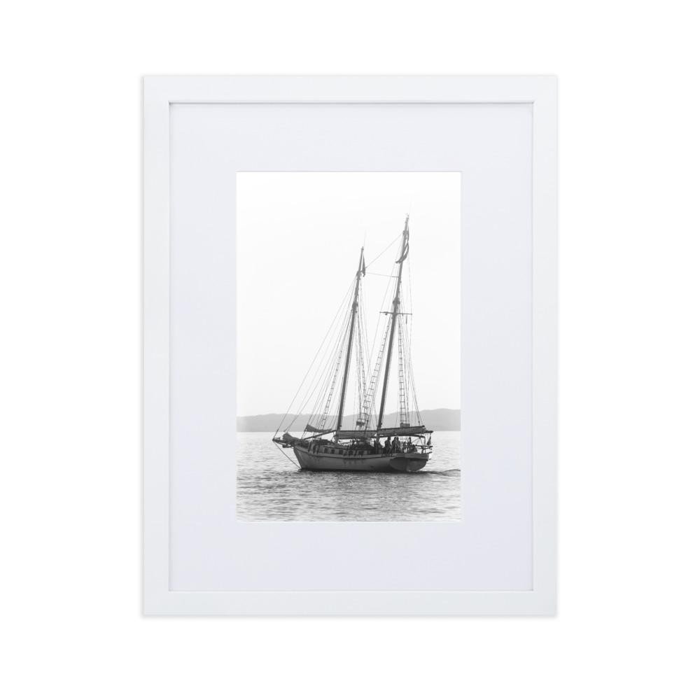 ein Segelboot - Poster im Rahmen mit Passepartout weiß / 30×40 cm artlia