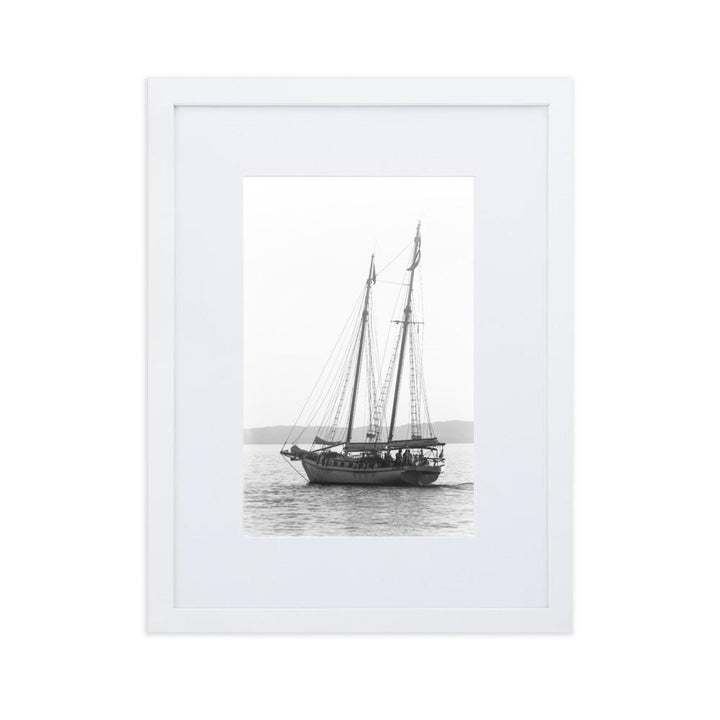 ein Segelboot - Poster im Rahmen mit Passepartout weiß / 30×40 cm artlia