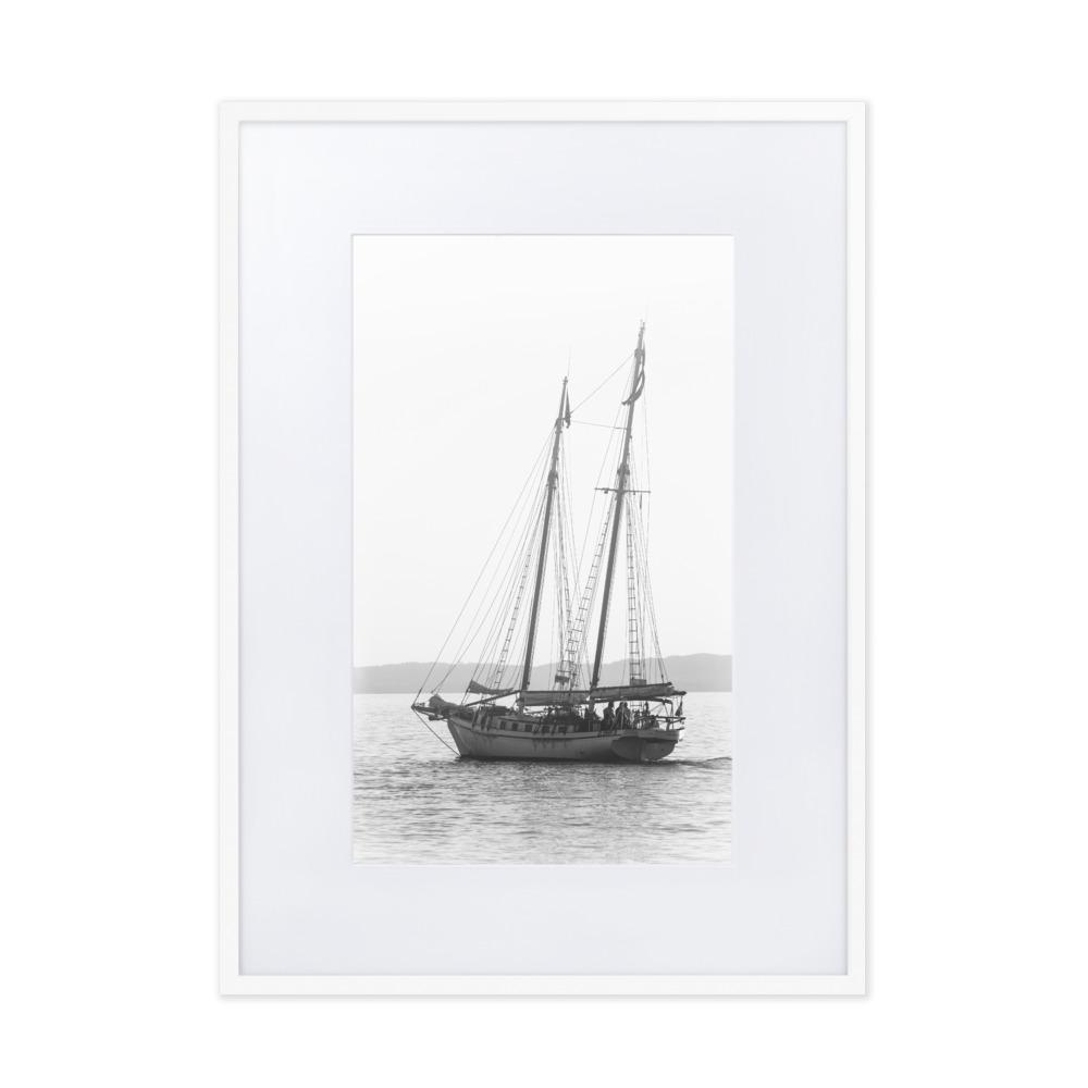 ein Segelboot - Poster im Rahmen mit Passepartout weiß / 50×70 cm artlia