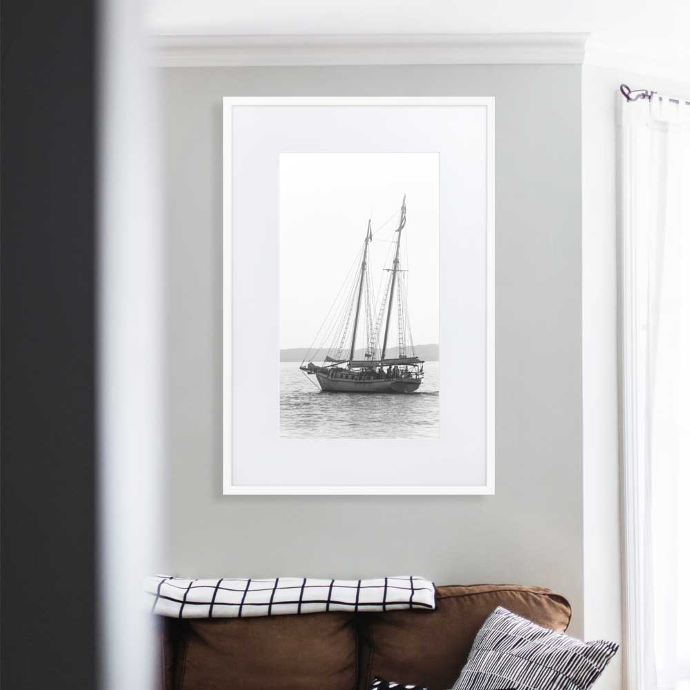 ein Segelboot - Poster im Rahmen mit Passepartout weiß / 61×91 cm artlia