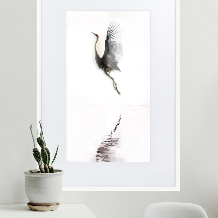 fliegender Kranich - Poster im Rahmen mit Passepartout artlia