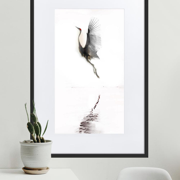 fliegender Kranich - Poster im Rahmen mit Passepartout artlia