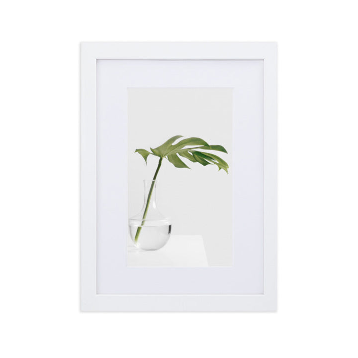Palm in Vase - Poster im Rahmen mit Passepartout Weiß / 21×30 cm artlia