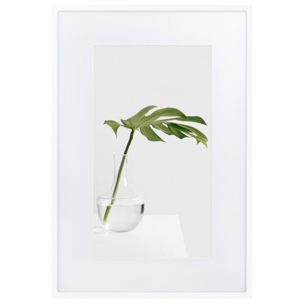 Palm in Vase - Poster im Rahmen mit Passepartout Weiß / 61×91 cm artlia