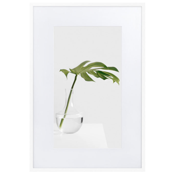 Palm in Vase - Poster im Rahmen mit Passepartout Weiß / 61×91 cm artlia