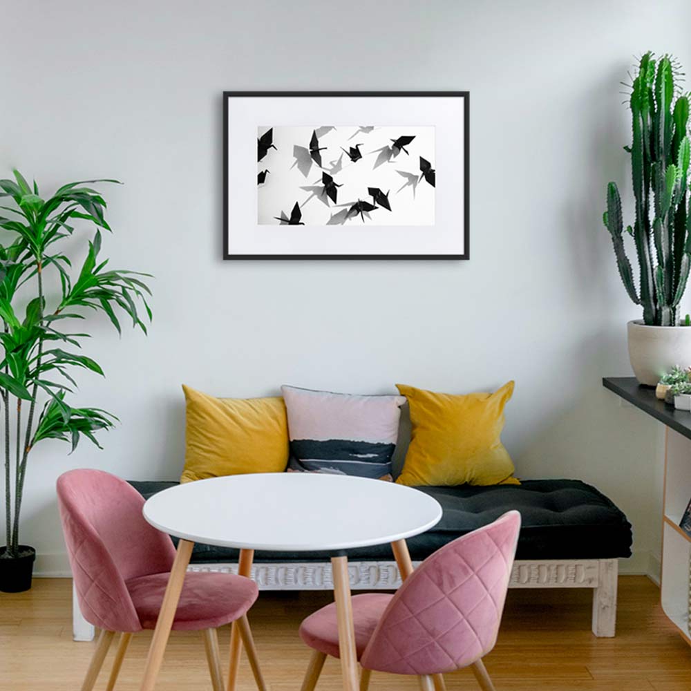 Papierkranich - Poster im Rahmen mit Passepartout schwarz / 61×91 cm artlia