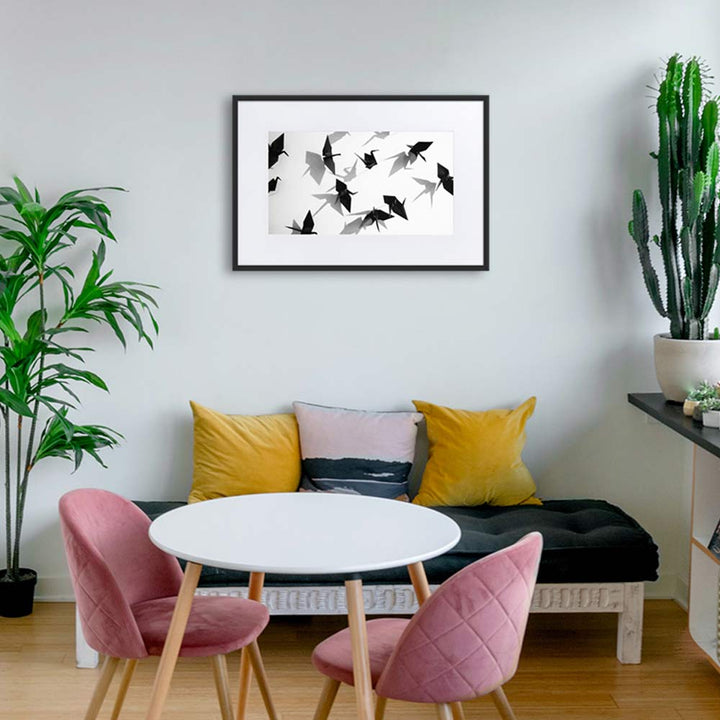 Papierkranich - Poster im Rahmen mit Passepartout schwarz / 61×91 cm artlia