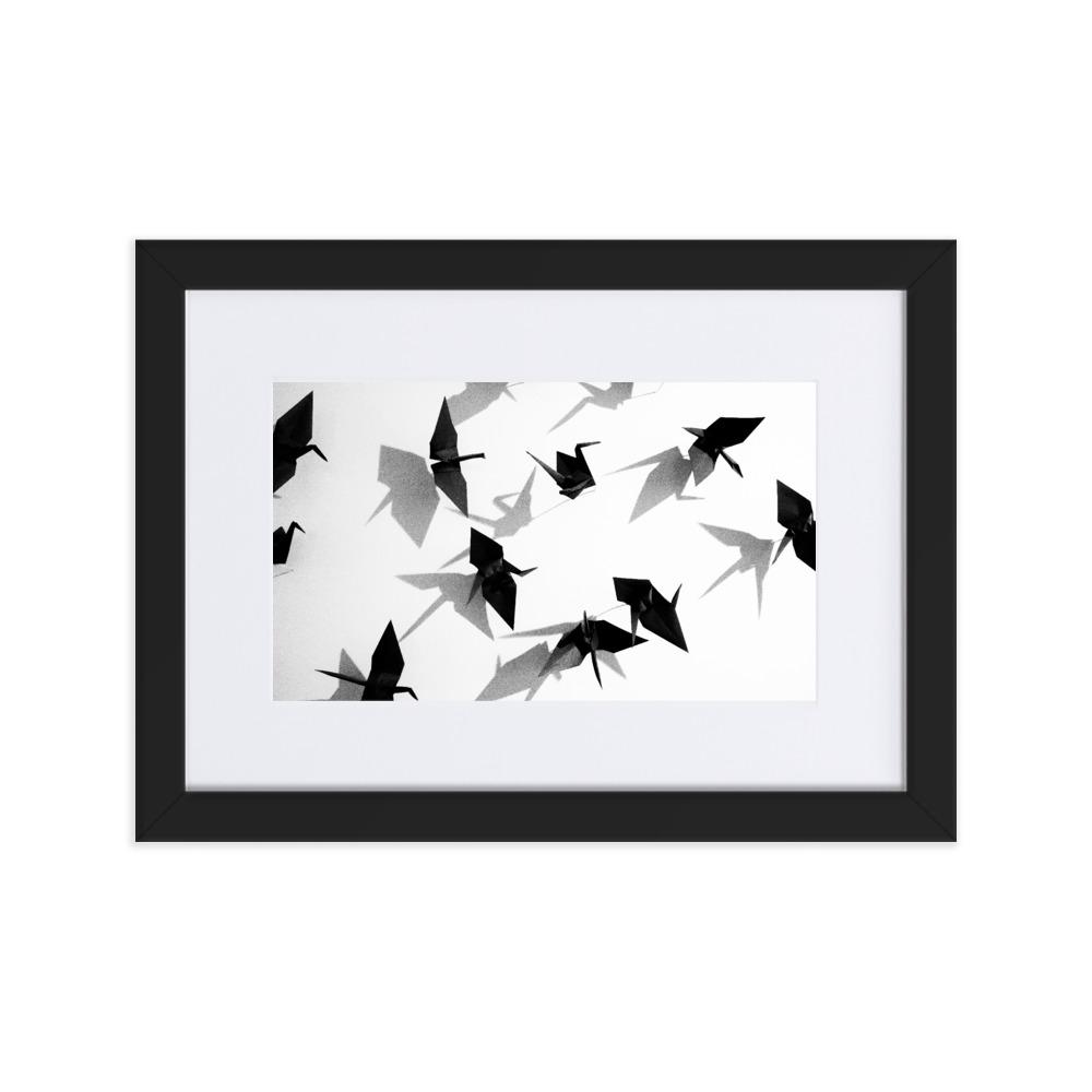 Papierkranich - Poster im Rahmen mit Passepartout schwarz / 21×30 cm artlia