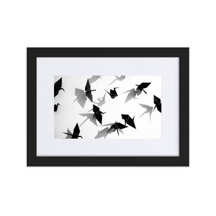 Papierkranich - Poster im Rahmen mit Passepartout schwarz / 21×30 cm artlia