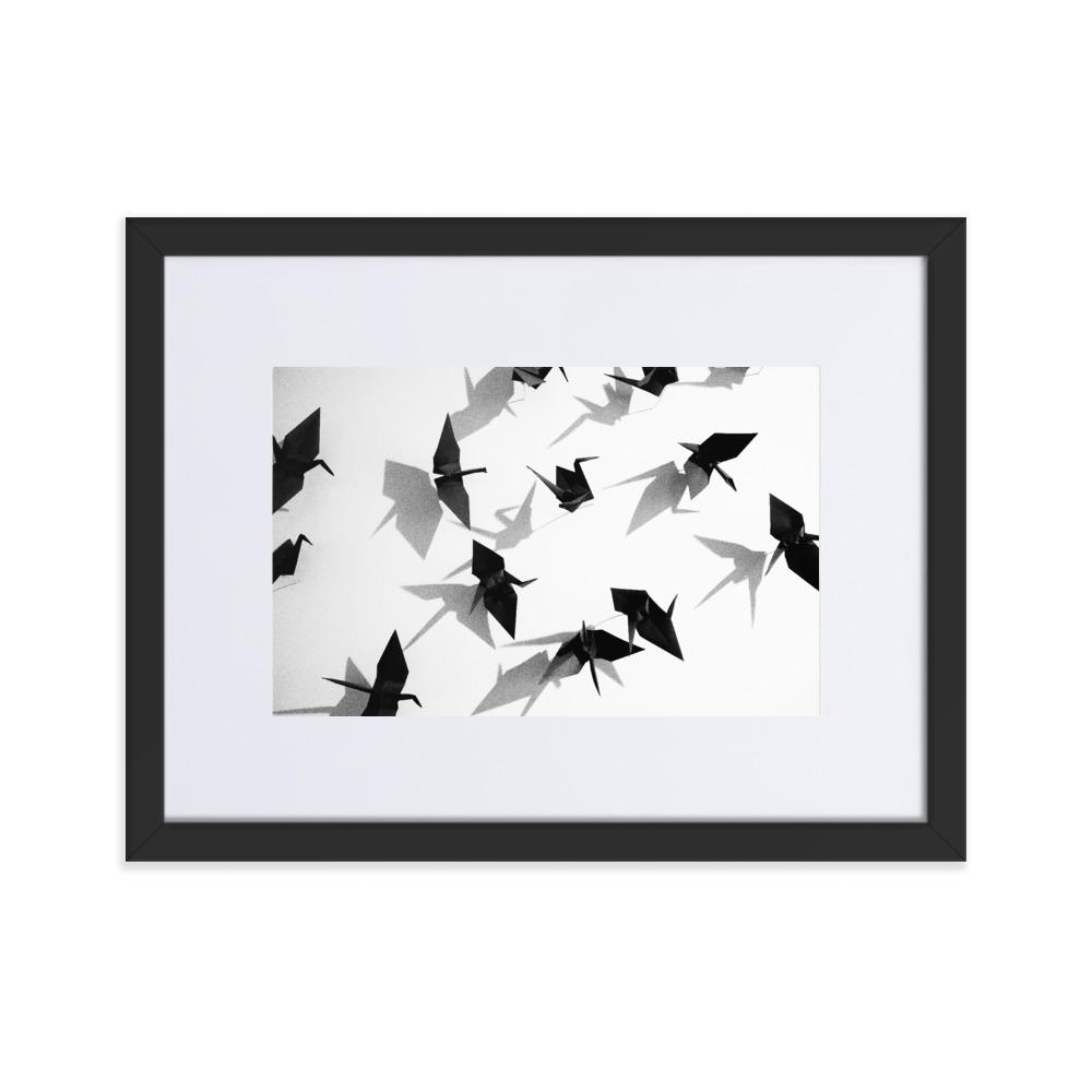 Papierkranich - Poster im Rahmen mit Passepartout schwarz / 30×40 cm artlia