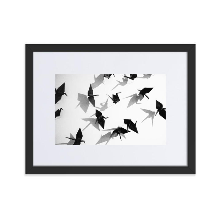 Papierkranich - Poster im Rahmen mit Passepartout schwarz / 30×40 cm artlia