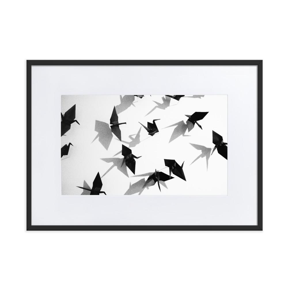 Papierkranich - Poster im Rahmen mit Passepartout schwarz / 50×70 cm artlia