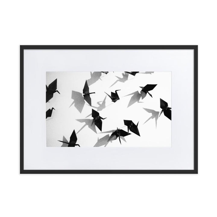 Papierkranich - Poster im Rahmen mit Passepartout schwarz / 50×70 cm artlia