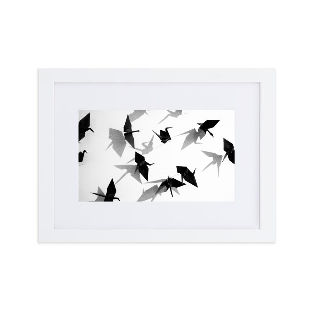 Papierkranich - Poster im Rahmen mit Passepartout weiß / 21×30 cm artlia