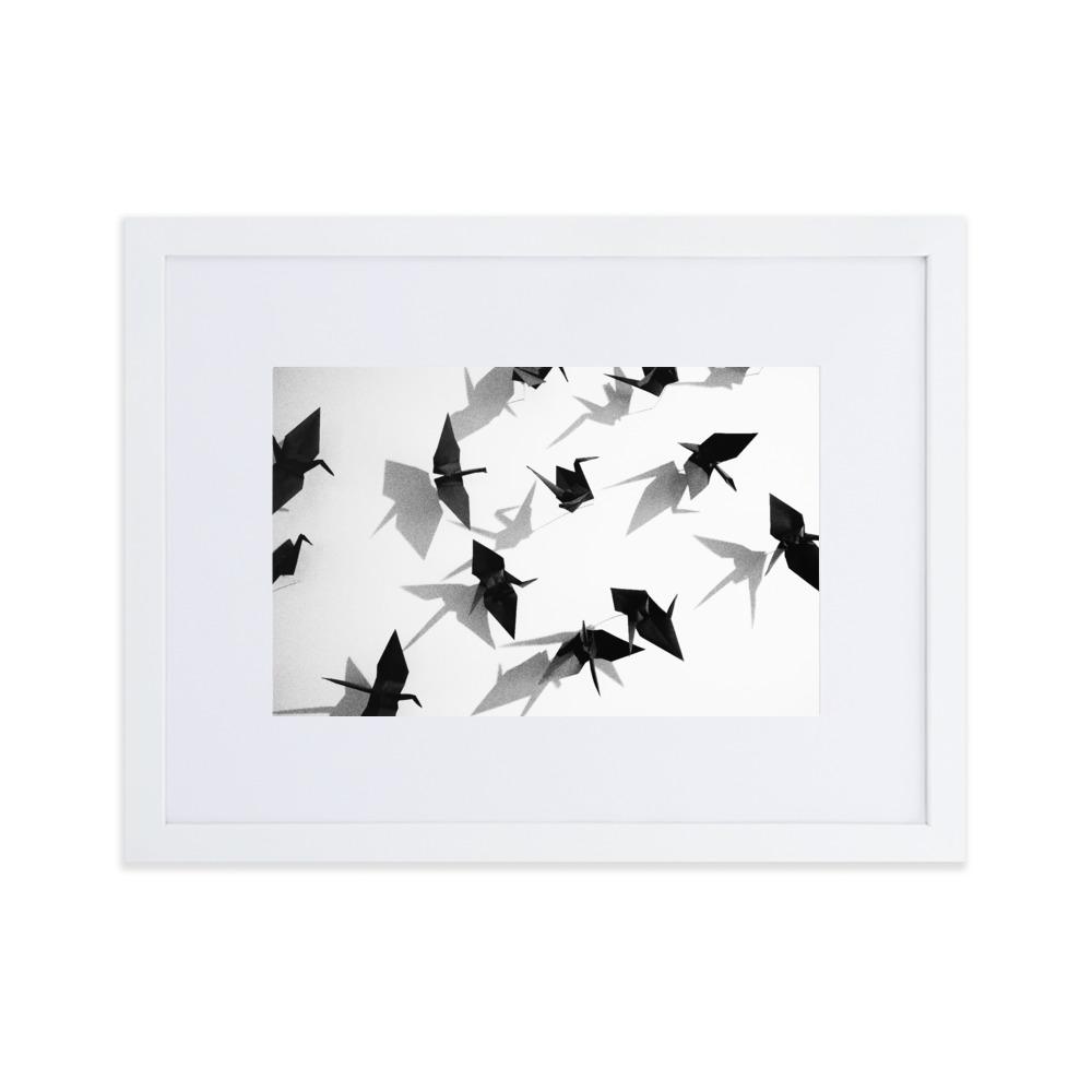 Papierkranich - Poster im Rahmen mit Passepartout weiß / 30×40 cm artlia