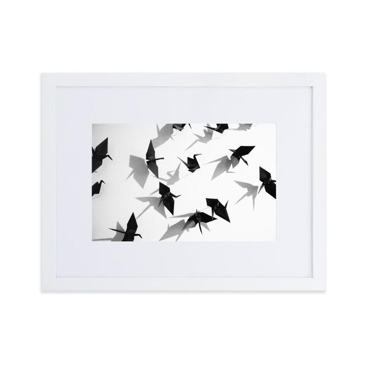 Papierkranich - Poster im Rahmen mit Passepartout weiß / 30×40 cm artlia