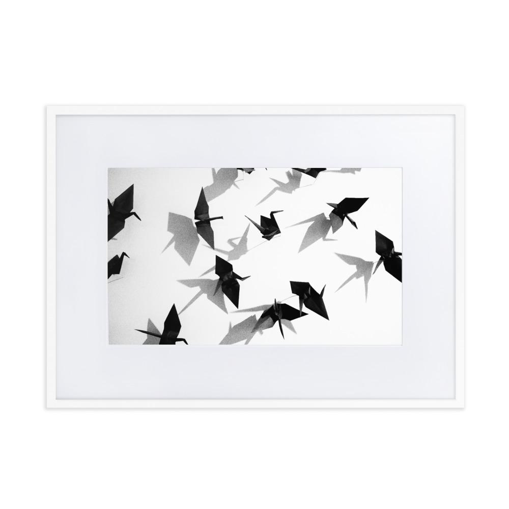 Papierkranich - Poster im Rahmen mit Passepartout weiß / 50×70 cm artlia
