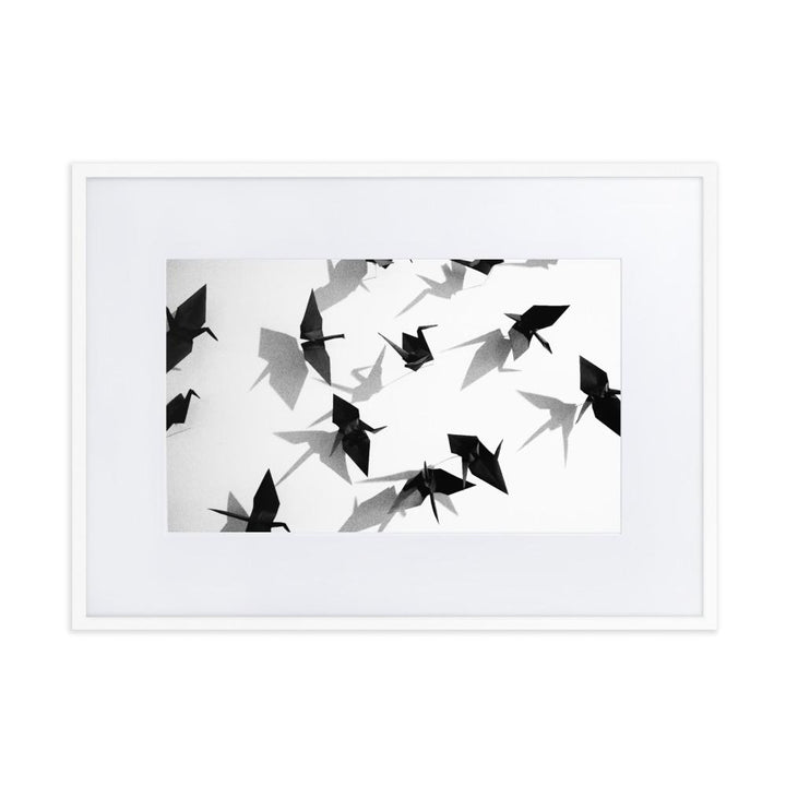 Papierkranich - Poster im Rahmen mit Passepartout weiß / 50×70 cm artlia