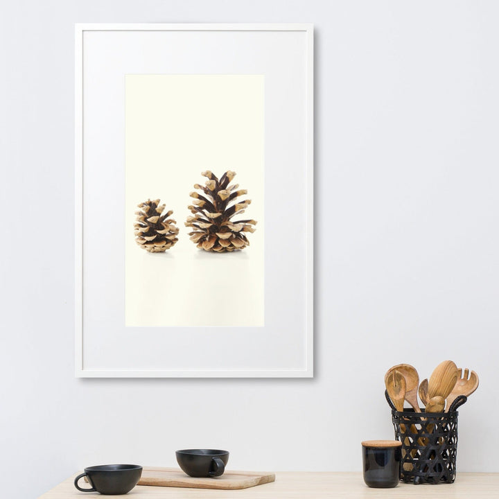 Pine Cone - Poster im Rahmen mit Passepartout artlia