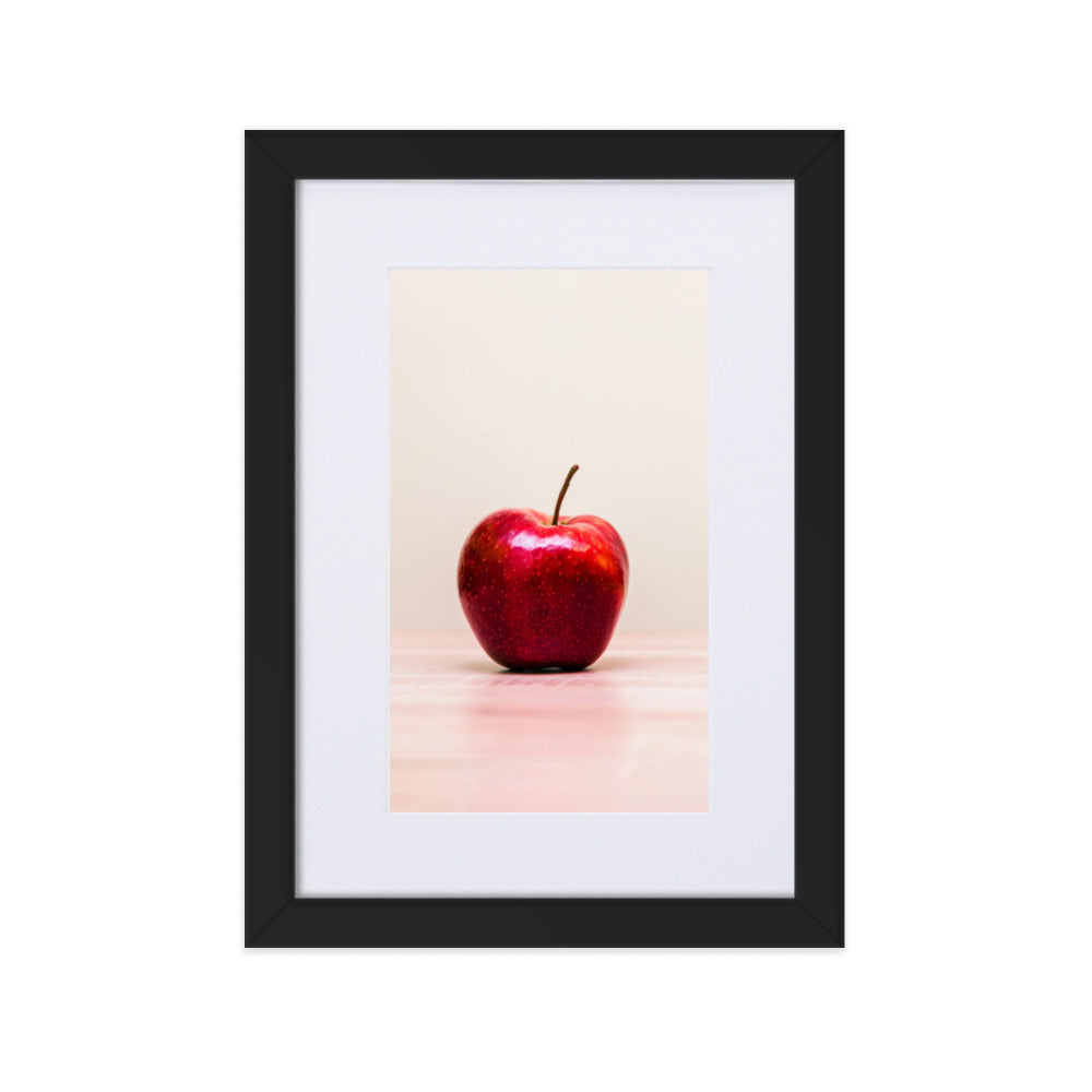 Red Apple - Poster im Rahmen mit Passepartout Schwarz / 21×30 cm artlia
