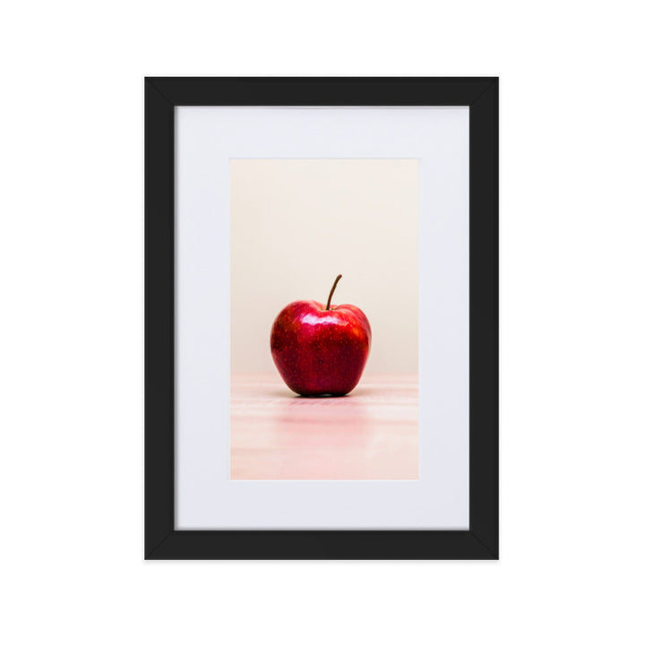 Red Apple - Poster im Rahmen mit Passepartout Schwarz / 21×30 cm artlia