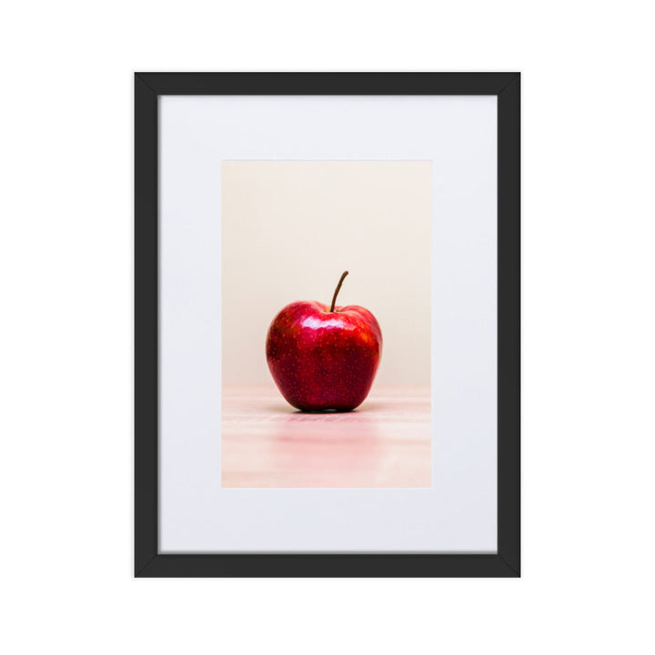 Red Apple - Poster im Rahmen mit Passepartout Schwarz / 30×40 cm artlia