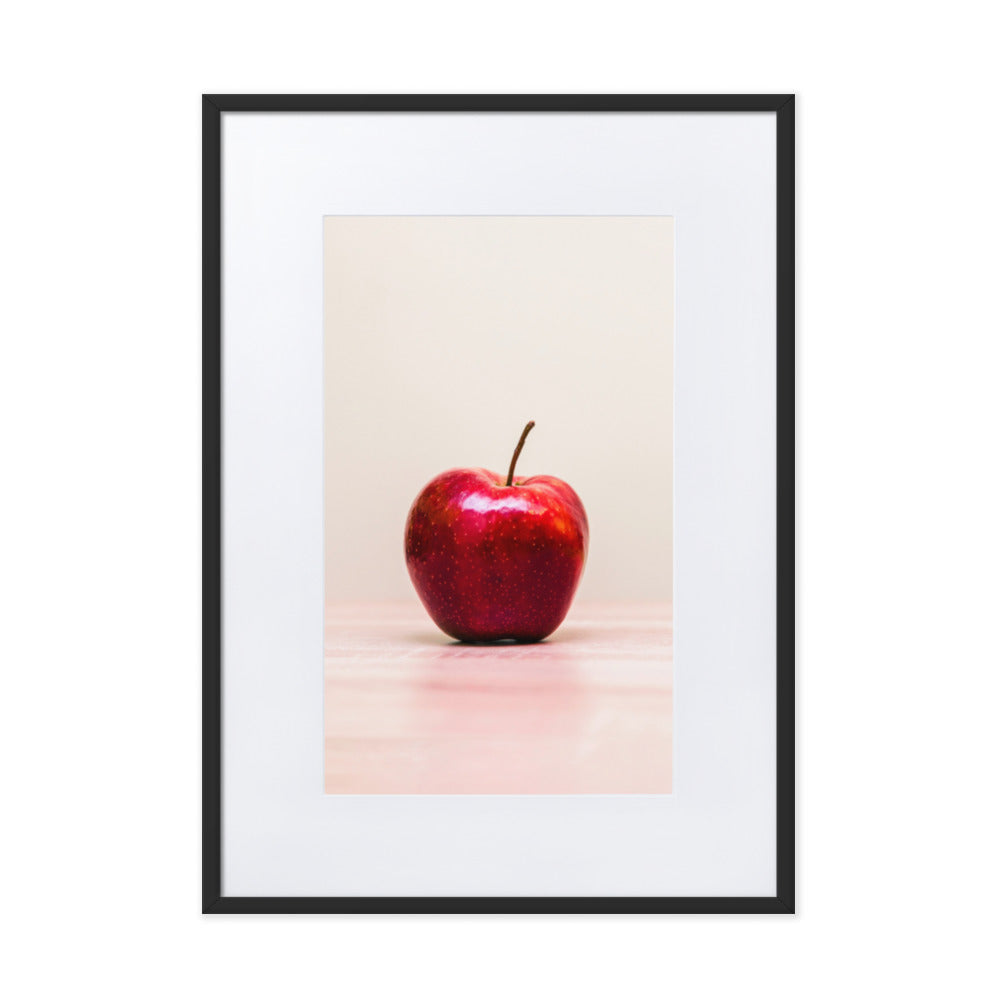 Red Apple - Poster im Rahmen mit Passepartout Schwarz / 50×70 cm artlia