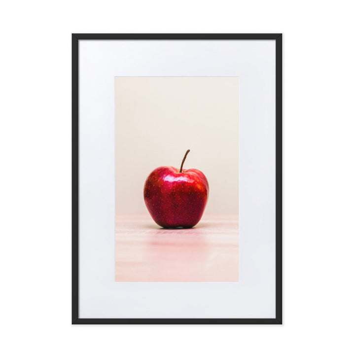 Red Apple - Poster im Rahmen mit Passepartout Schwarz / 50×70 cm artlia
