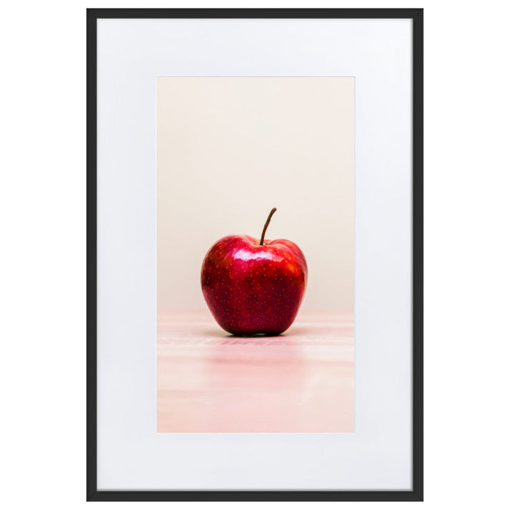 Red Apple - Poster im Rahmen mit Passepartout Schwarz / 61×91 cm artlia