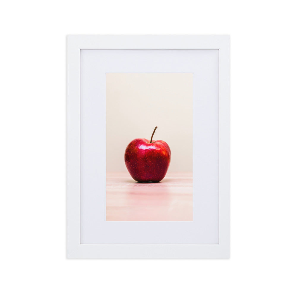 Red Apple - Poster im Rahmen mit Passepartout Weiß / 21×30 cm artlia