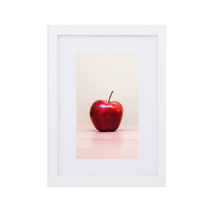 Red Apple - Poster im Rahmen mit Passepartout Weiß / 21×30 cm artlia
