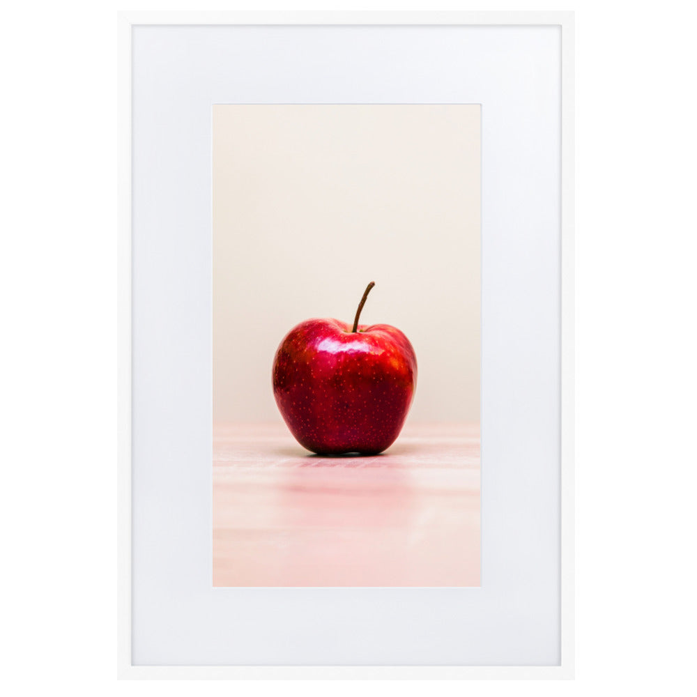 Red Apple - Poster im Rahmen mit Passepartout Weiß / 61×91 cm artlia