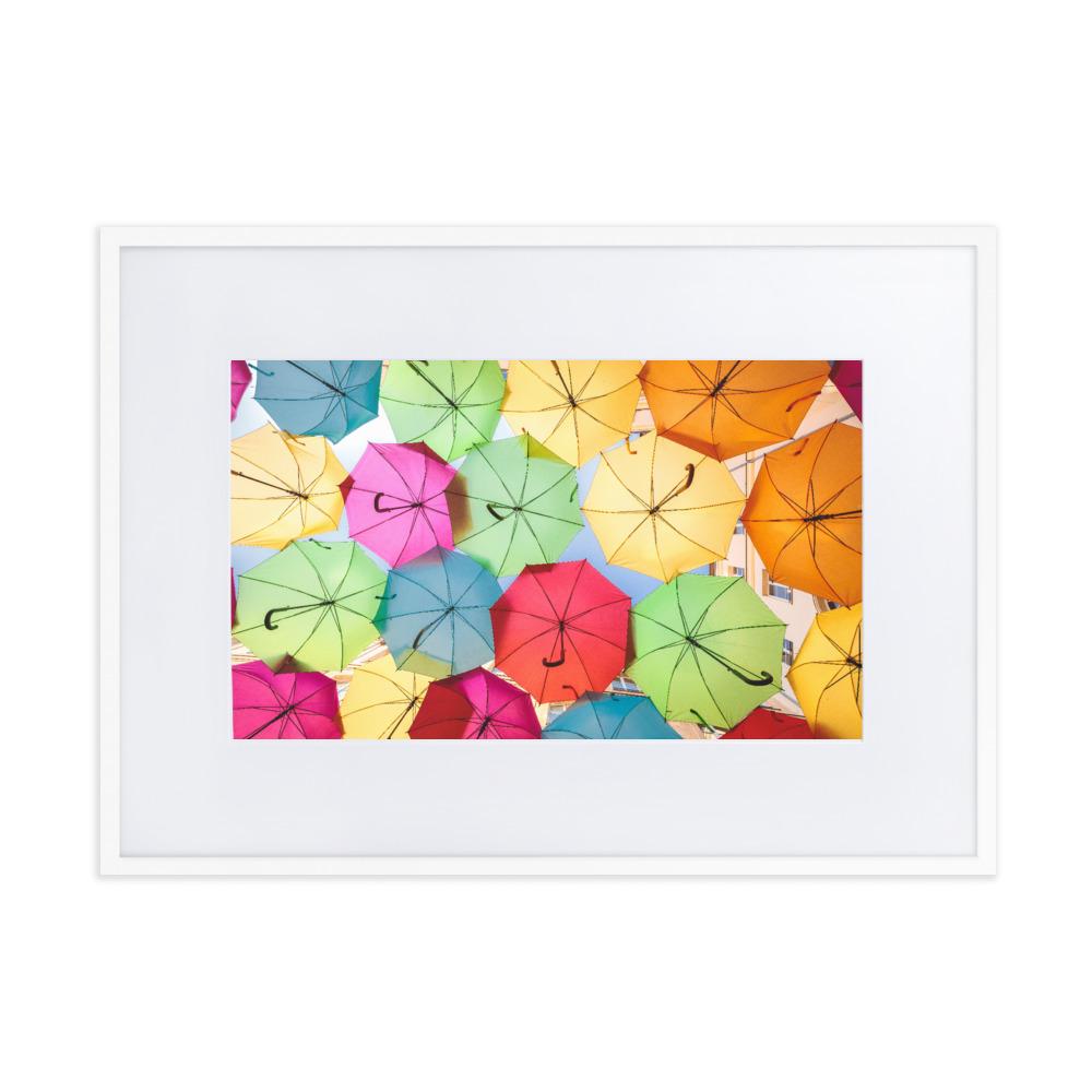 Regenbogenschirm - Poster im Rahmen mit Passepartout weiß / 50×70 cm artlia