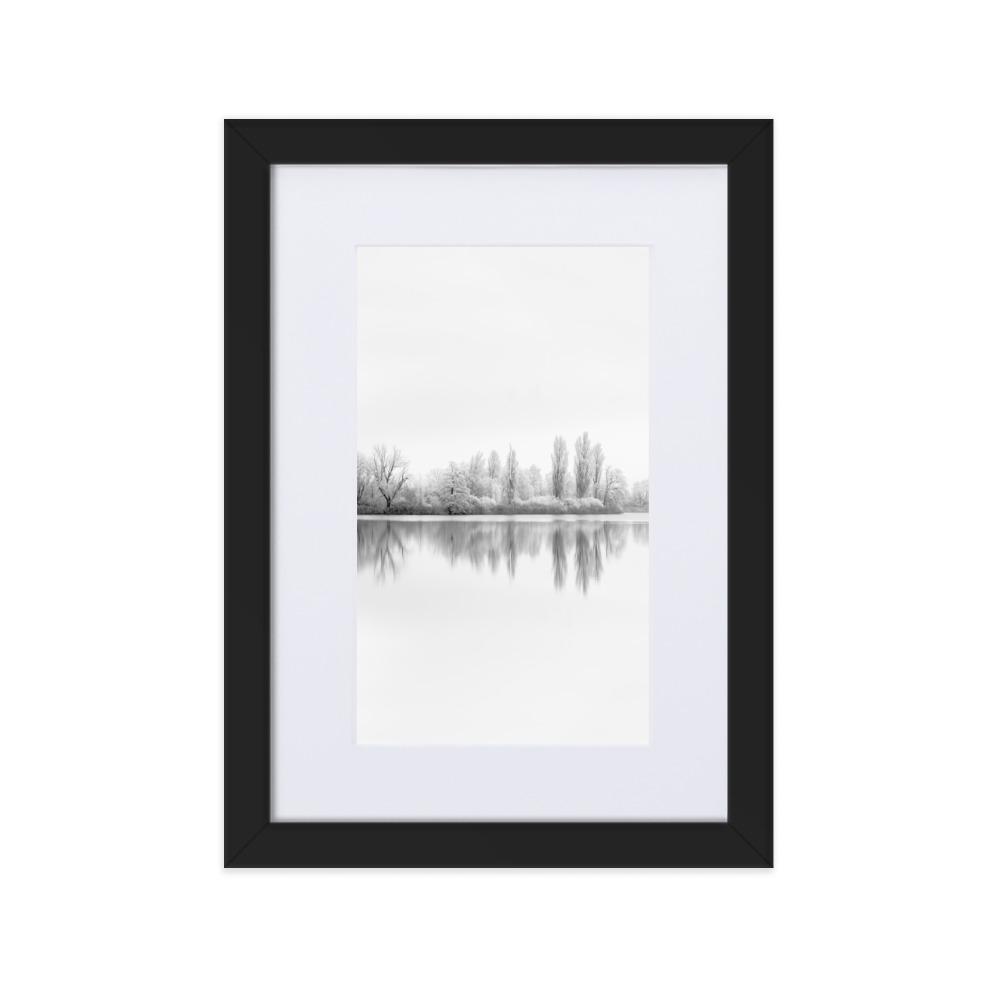 Winterlicher See - Poster im Rahmen mit Passepartout Schwarz / 21×30 cm artlia