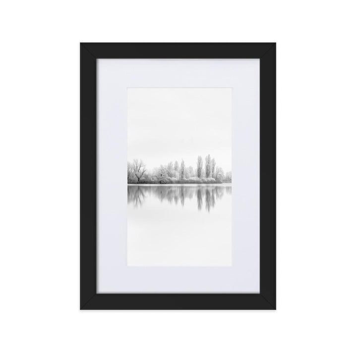Winterlicher See - Poster im Rahmen mit Passepartout Schwarz / 21×30 cm artlia