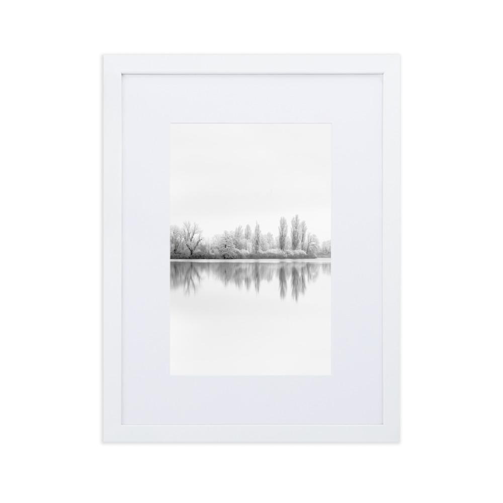 Winterlicher See - Poster im Rahmen mit Passepartout Weiß / 30×40 cm artlia