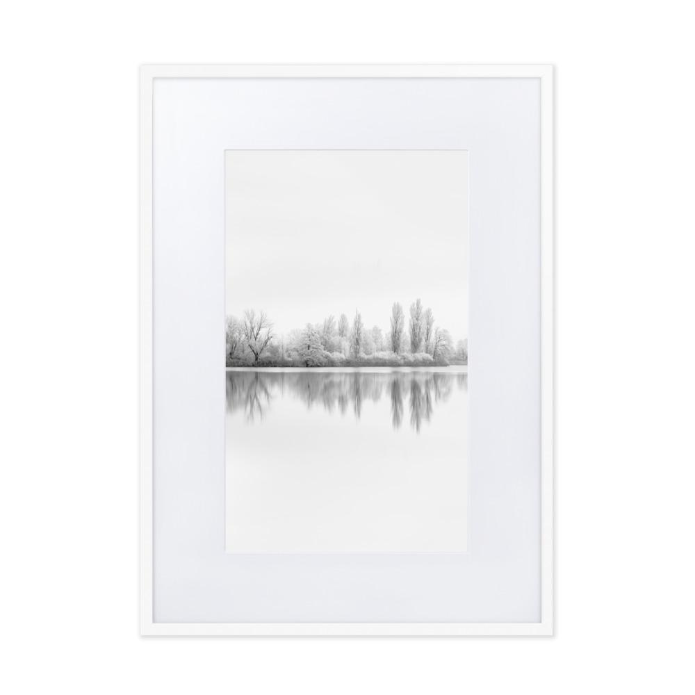 Winterlicher See - Poster im Rahmen mit Passepartout Weiß / 50×70 cm artlia