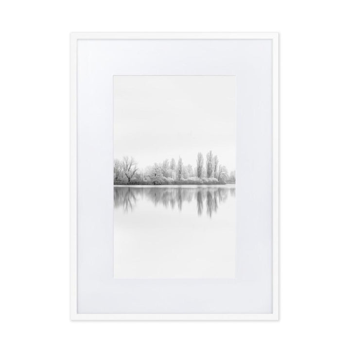 Winterlicher See - Poster im Rahmen mit Passepartout Weiß / 50×70 cm artlia