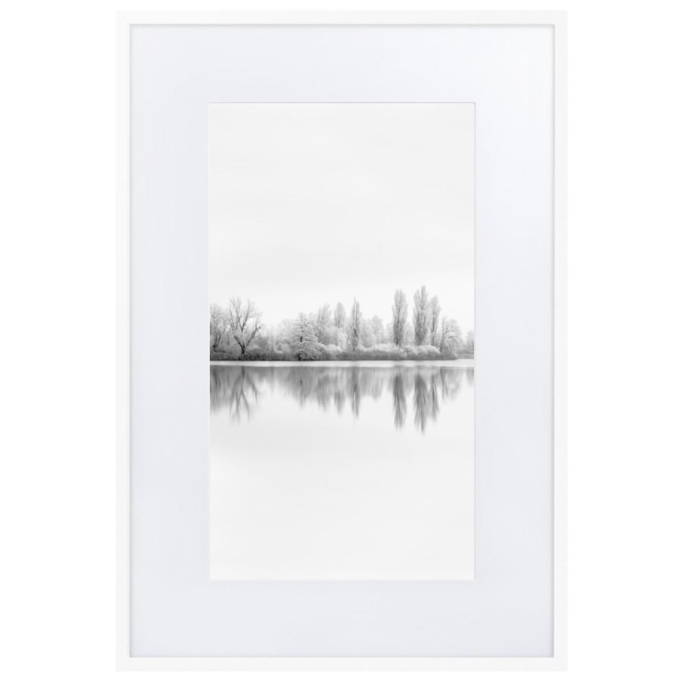 Winterlicher See - Poster im Rahmen mit Passepartout Weiß / 61×91 cm artlia
