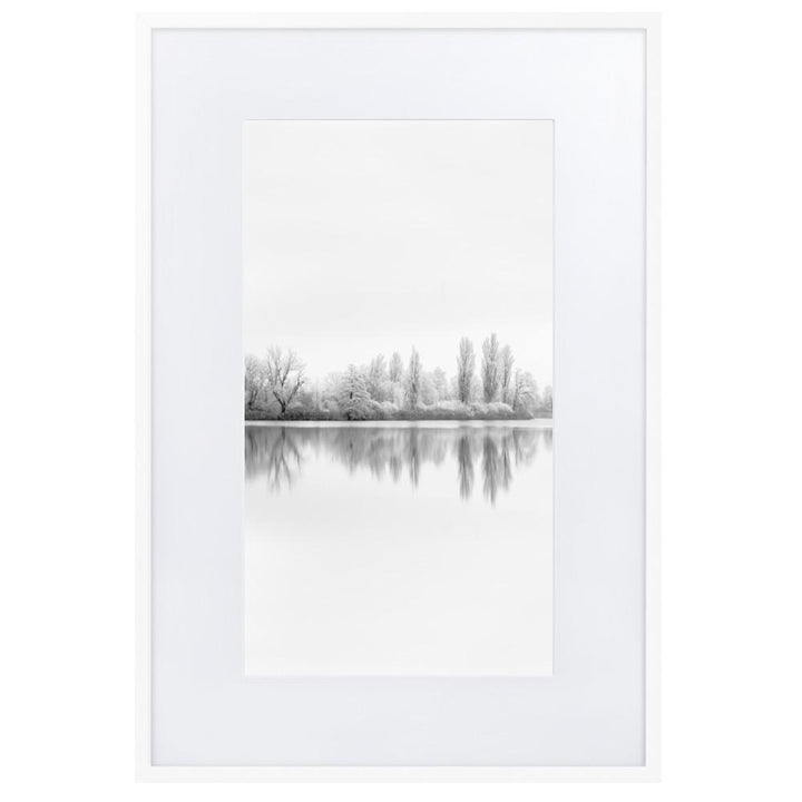 Winterlicher See - Poster im Rahmen mit Passepartout Weiß / 61×91 cm artlia