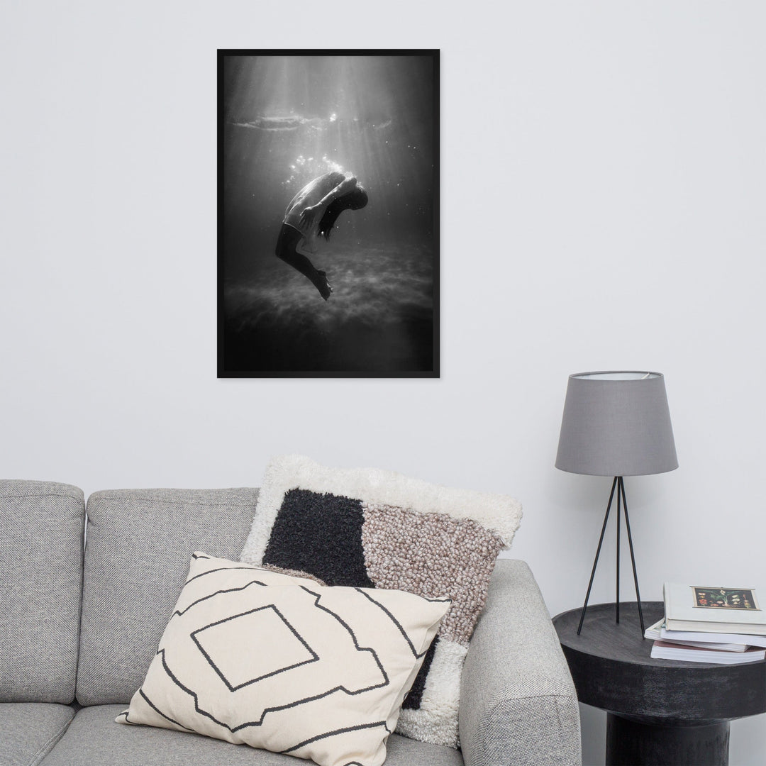 Poster mit Rahmen - girl in the water Kuratoren von artlia artlia