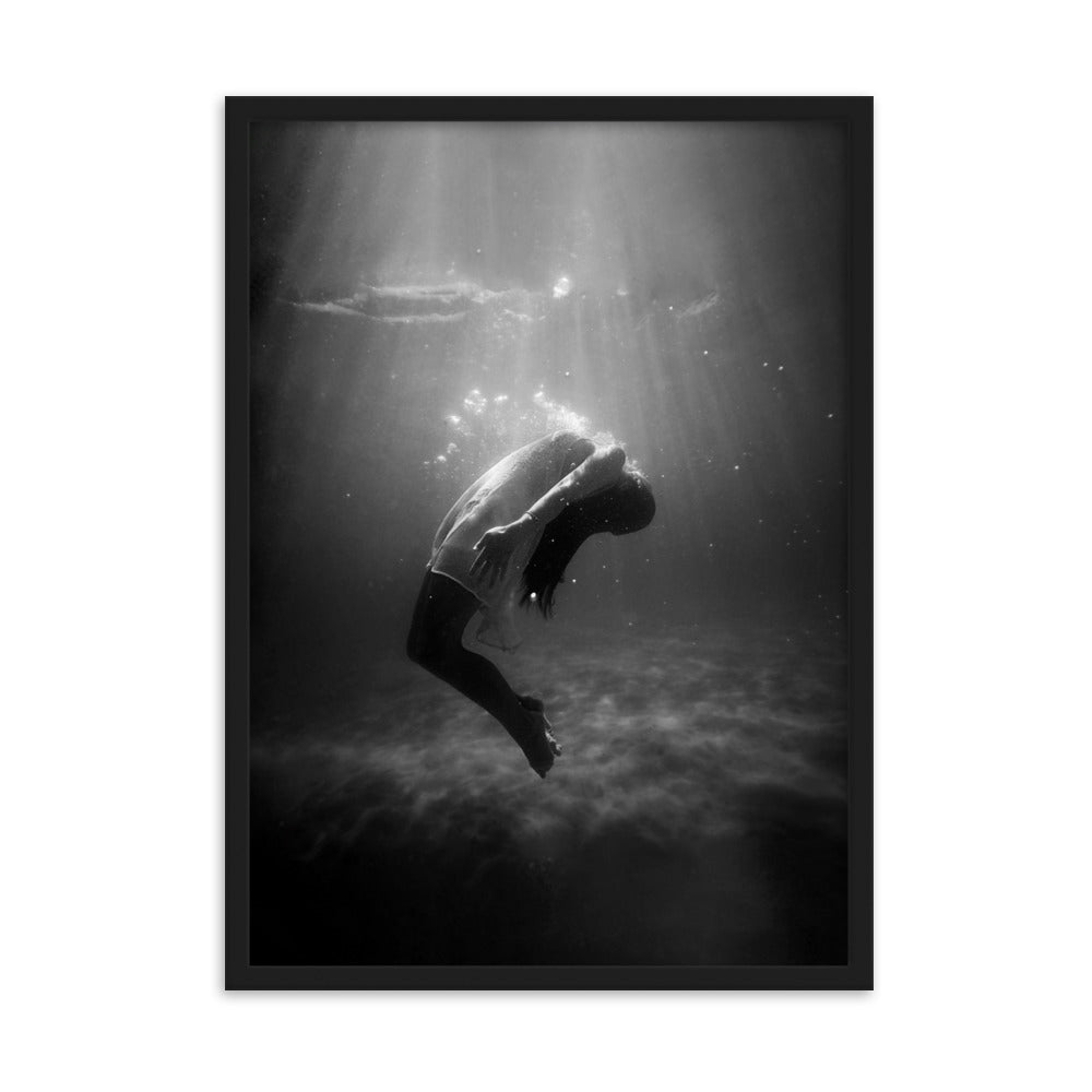 Poster mit Rahmen - girl in the water Kuratoren von artlia Schwarz / 50×70 cm artlia